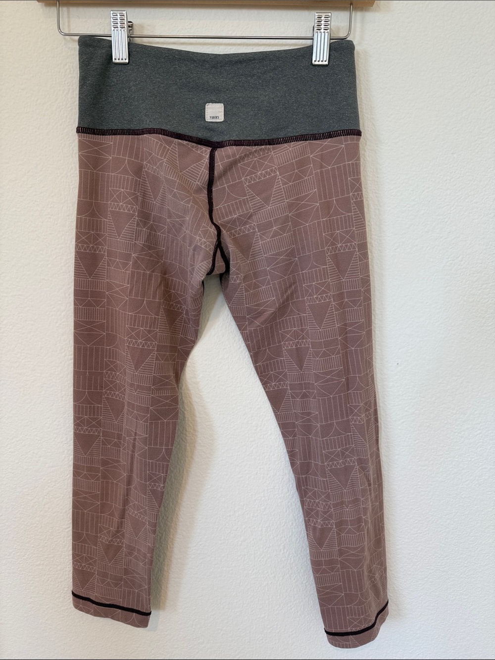 Vuori High-Waist Leggings in Mauve Pink with Charcoal Waistband XS